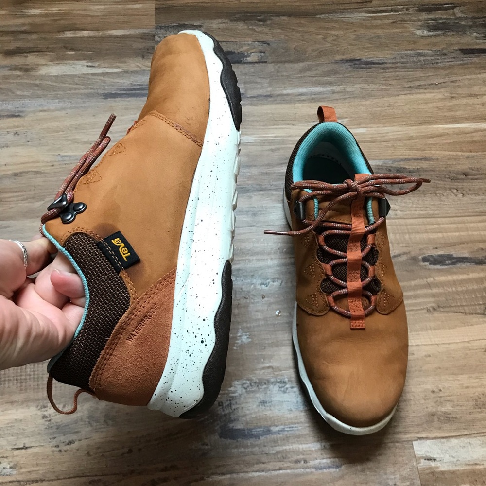 Teva- Arrowood Lux Hiking Shoes in Cognac